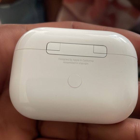 AirPod pros - Picture 2 of 3